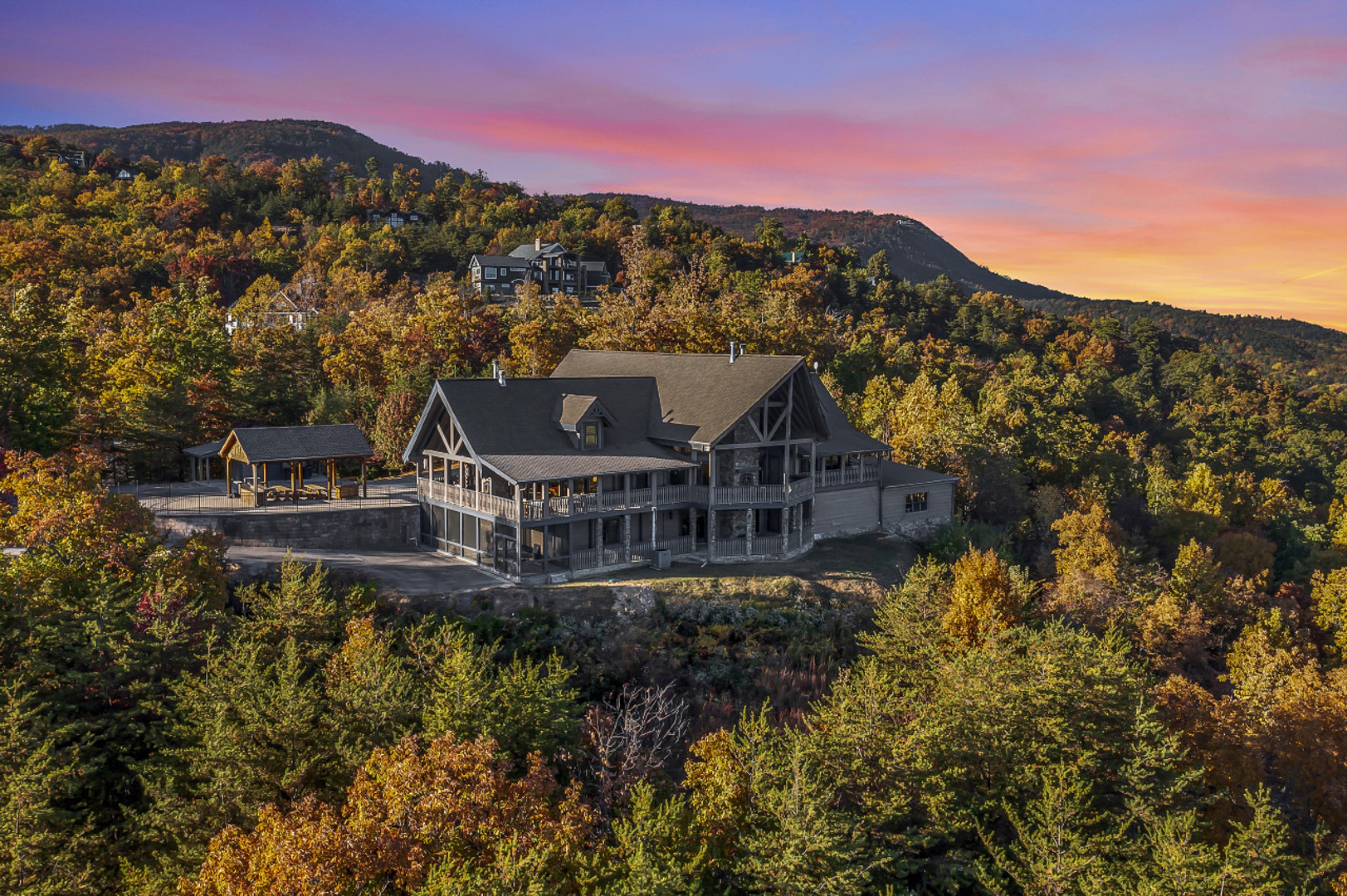 Majestica Lodge - Rock Wall -Outdoor Pool - Arcades - Views!
